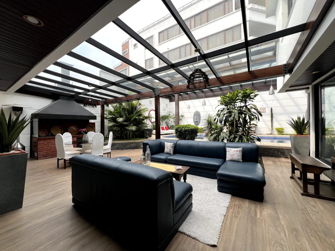 Casa con Piscina en venta Zona 15 – VHI dentro de garita — foto 2 de 15